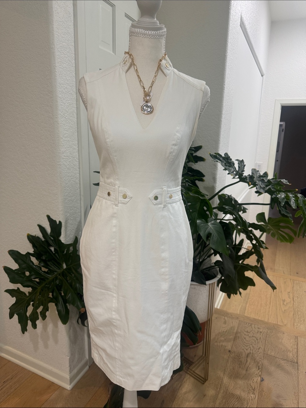 Cache White Sleeveless V-Neck Sheath Dress Size 2 Office Dress